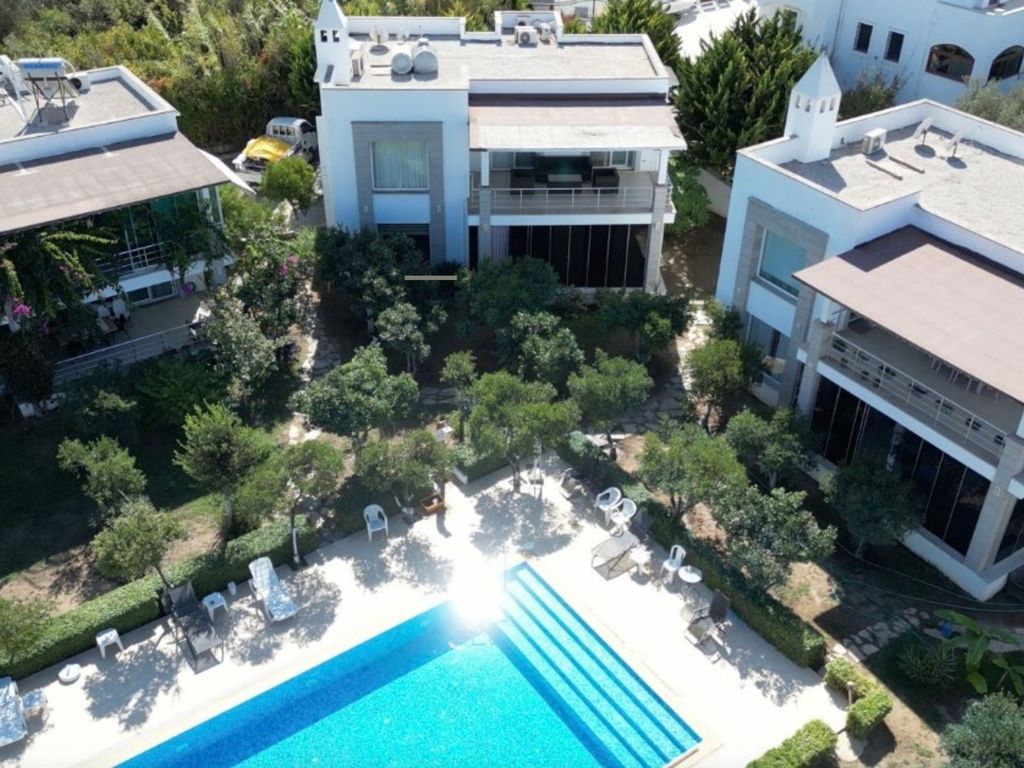 Property photo 2 of 23 A Delightful Apartment In Bodrum For Sale - A Top Floor Apartment On A Boutique Complex