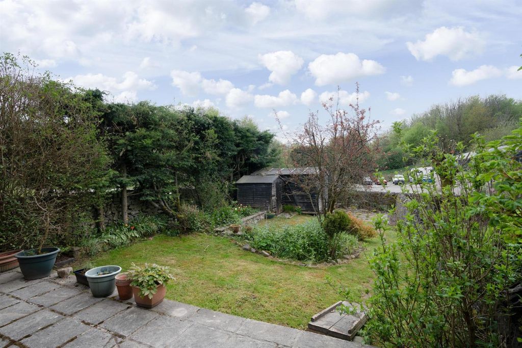 Property photo 2 of 28