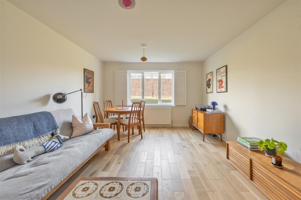Property photo 2 of 18 Winchester Court, E17