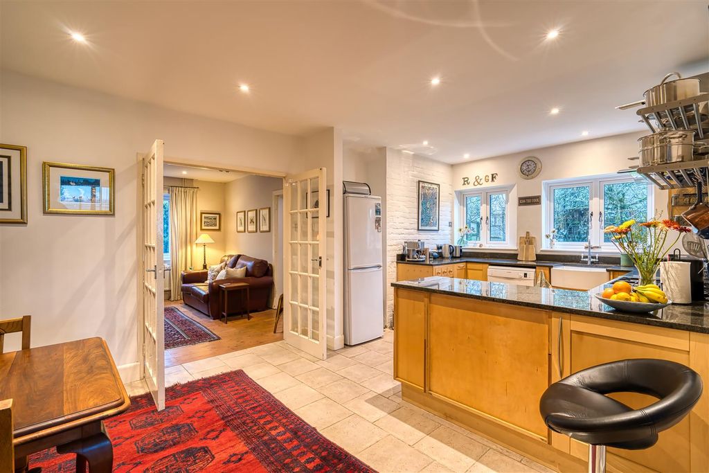 Property photo 3 of 10 Kitchen