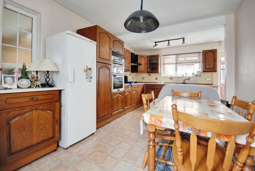 Property photo 3 of 9 Pbox-Img.Jpg