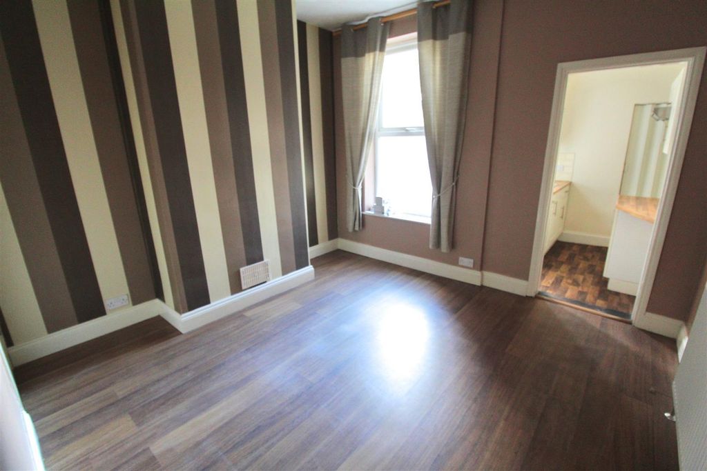 Property photo 3 of 6 30 Highfield Road Dining Room.Jpg