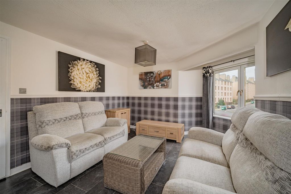 Property photo 2 of 10 68 Dundonald Court Dundee-6.Jpg