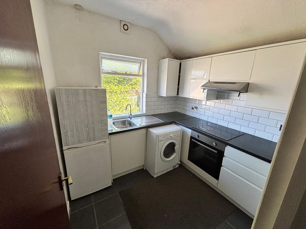 Property photo 3 of 9 Kitchen