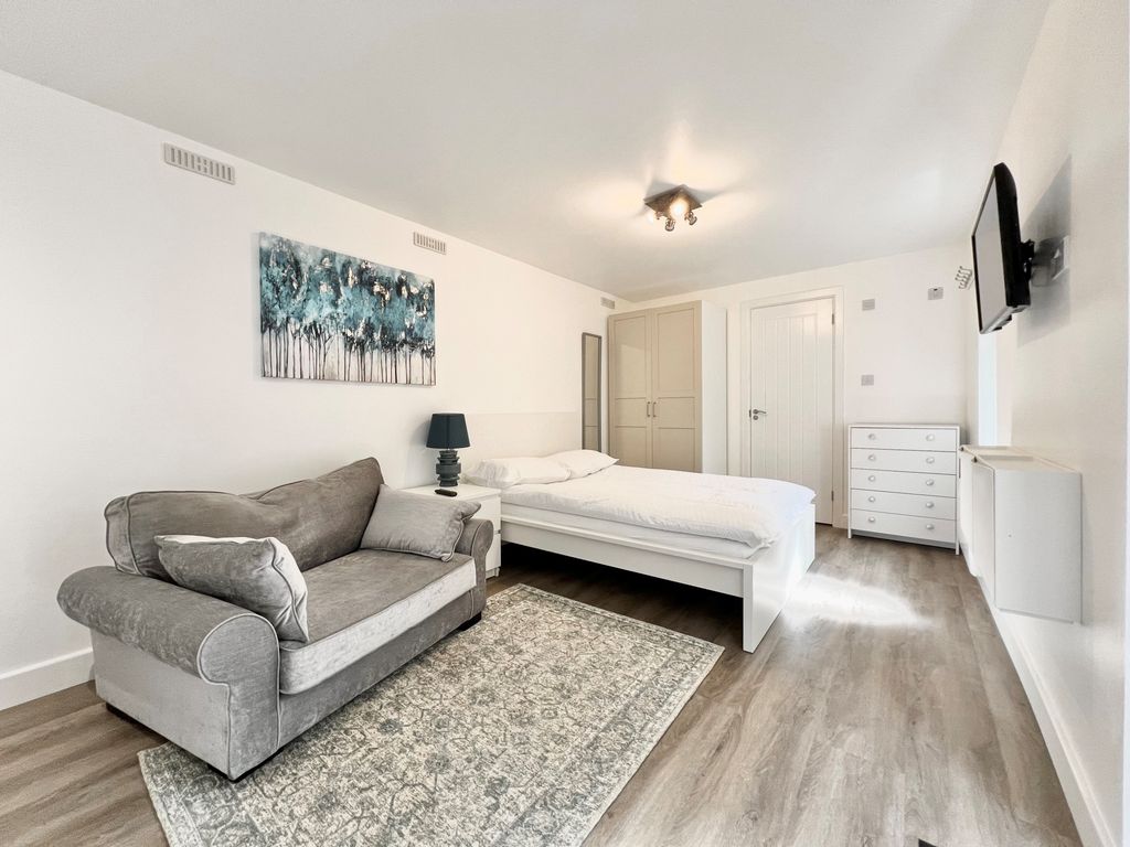 Property photo 1 of 3