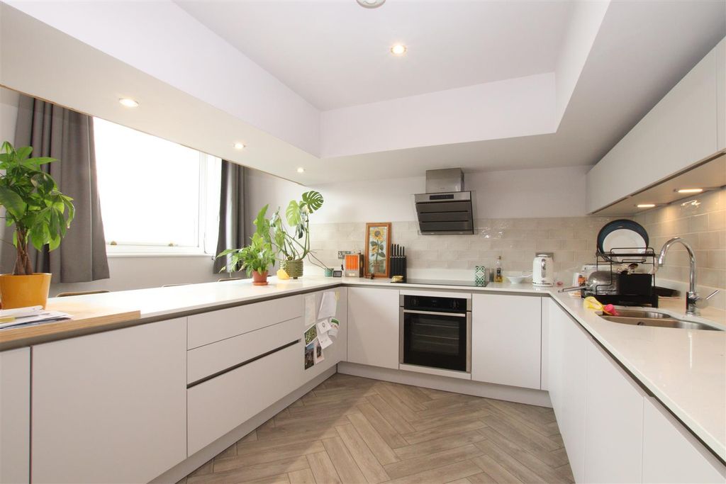 Property photo 3 of 7 Kitchen.Jpg