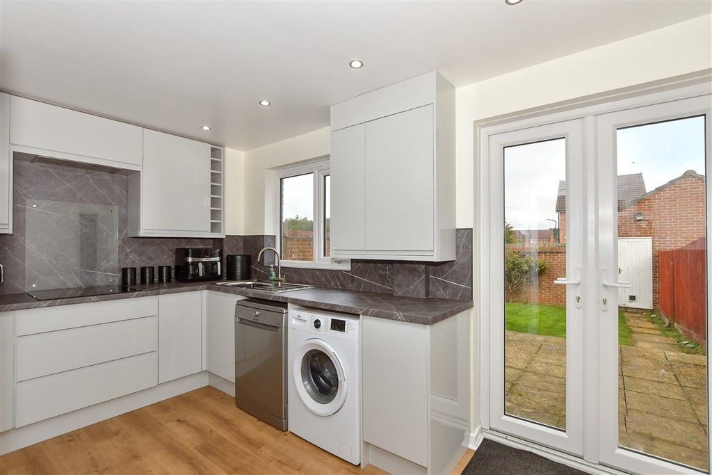 Property photo 3 of 11 Kitchen