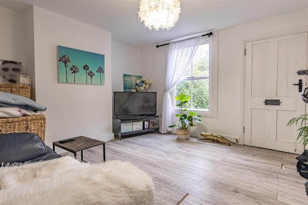 Property photo 3 of 12 209 Manor Road, Chigwell, Ig7 4Jy