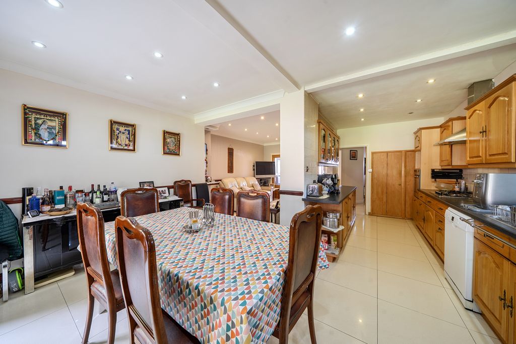 Property photo 3 of 16 1458213-19-6A05E5F87Ffd5