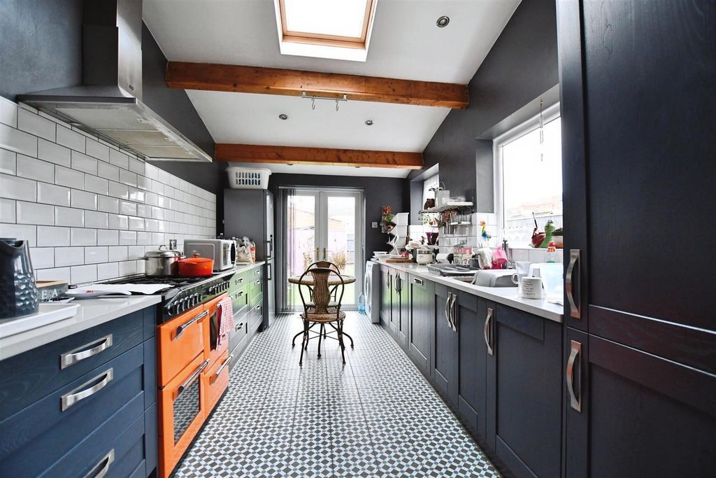 Property photo 3 of 16 Fitted Kitchen