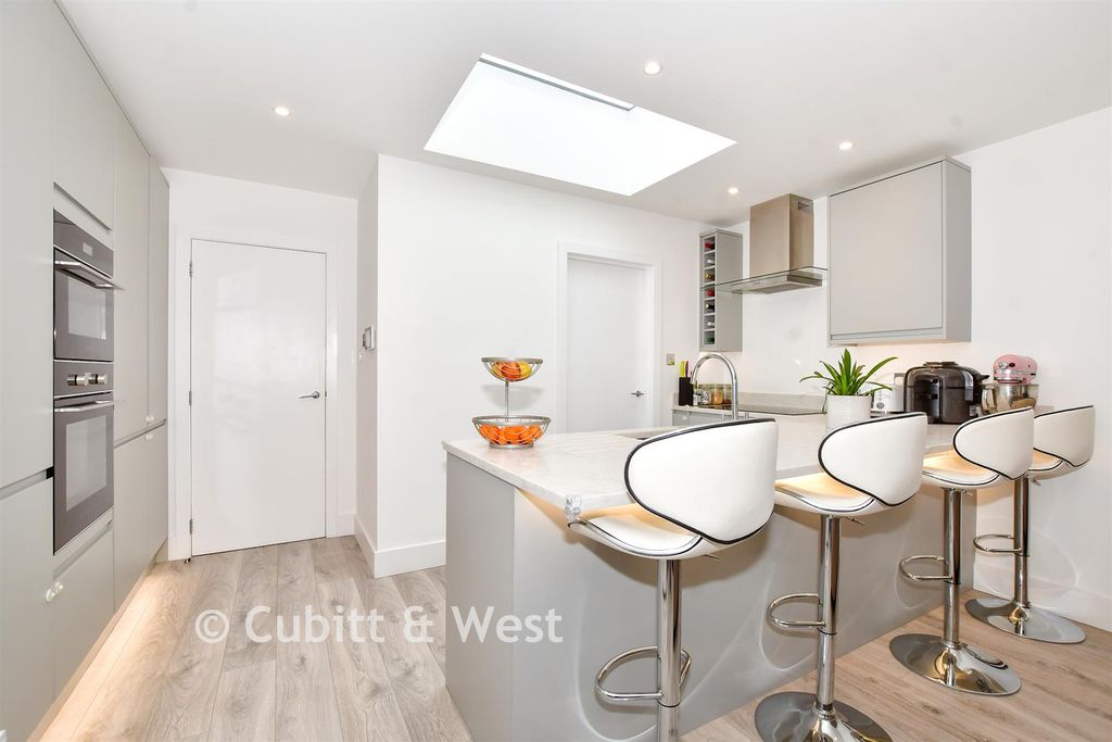 Property photo 3 of 9 Kitchen / Lounge