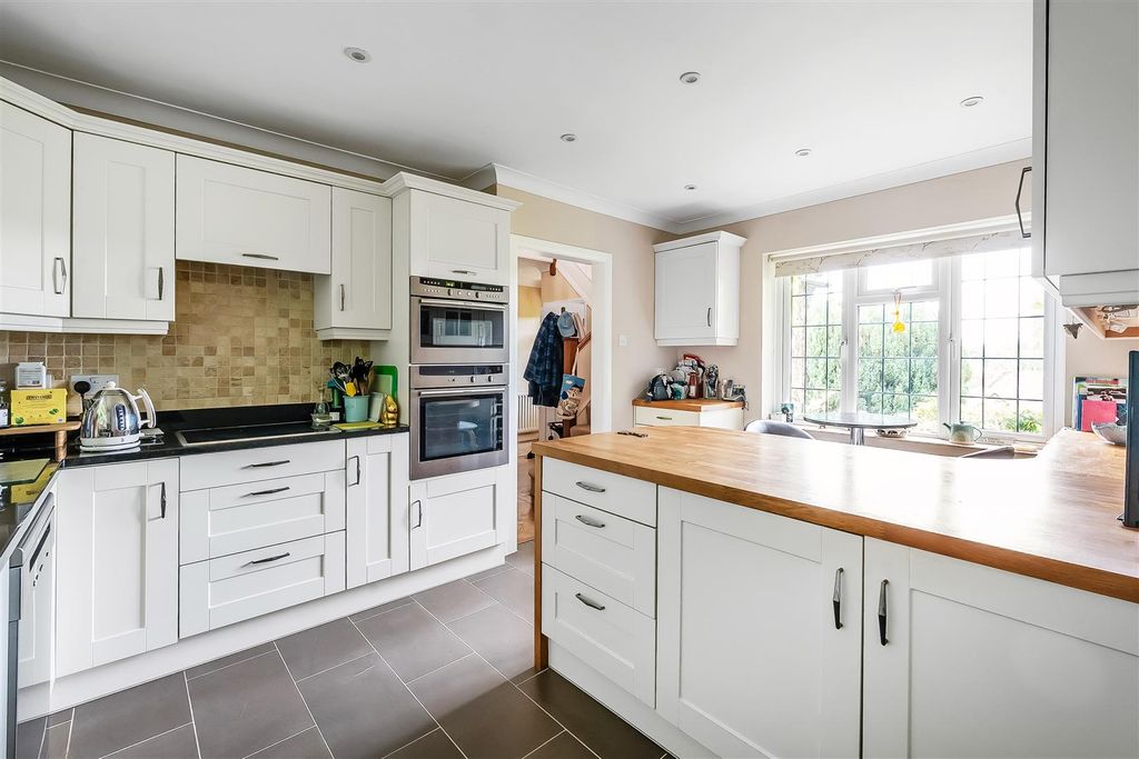 Property photo 2 of 18 Lynwood-House-2.Jpg