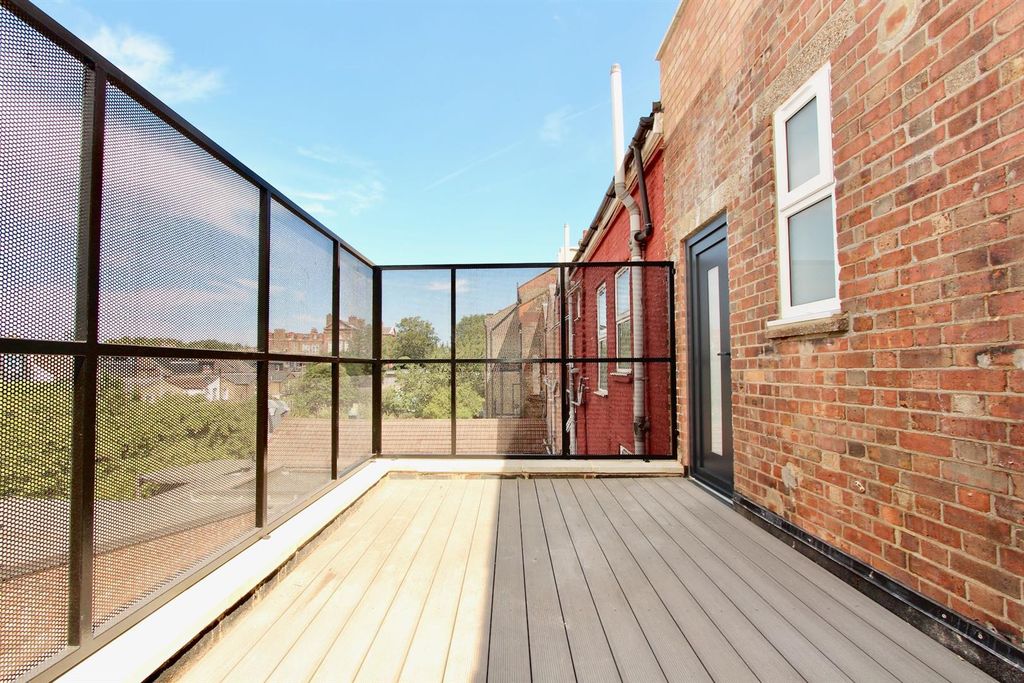 Property photo 1 of 24 Stoke Newington High Street, N16