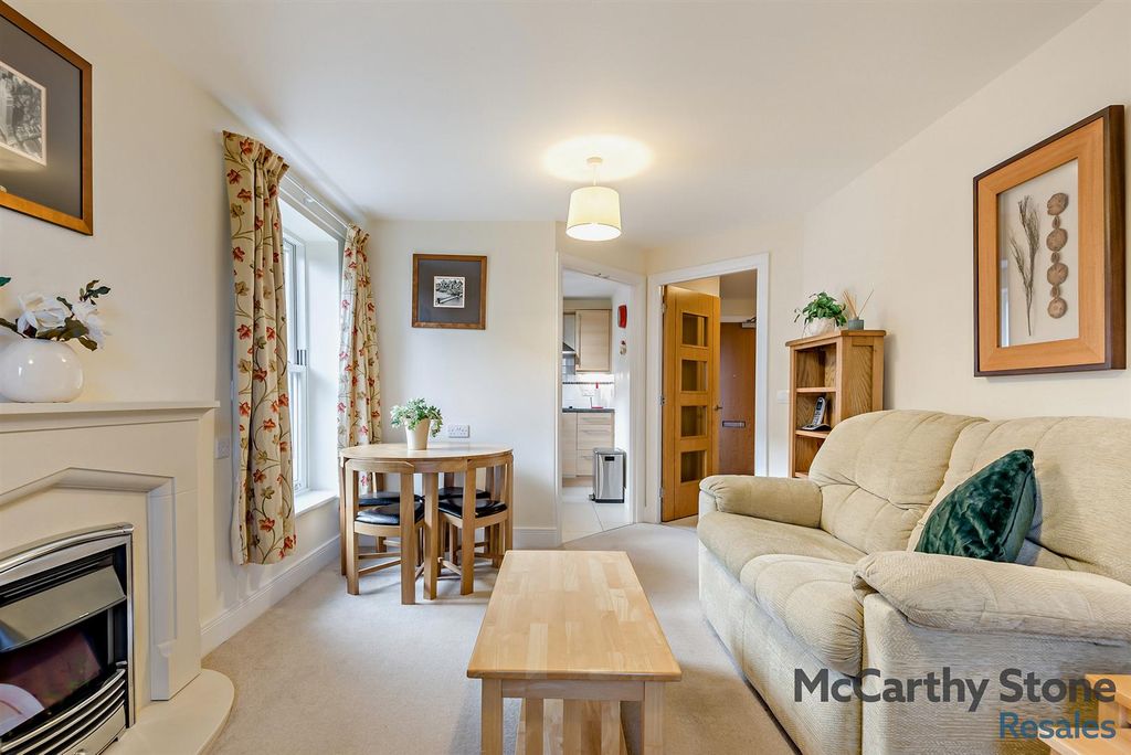 Property photo 3 of 16 8671675-Interior03-800.Jpg