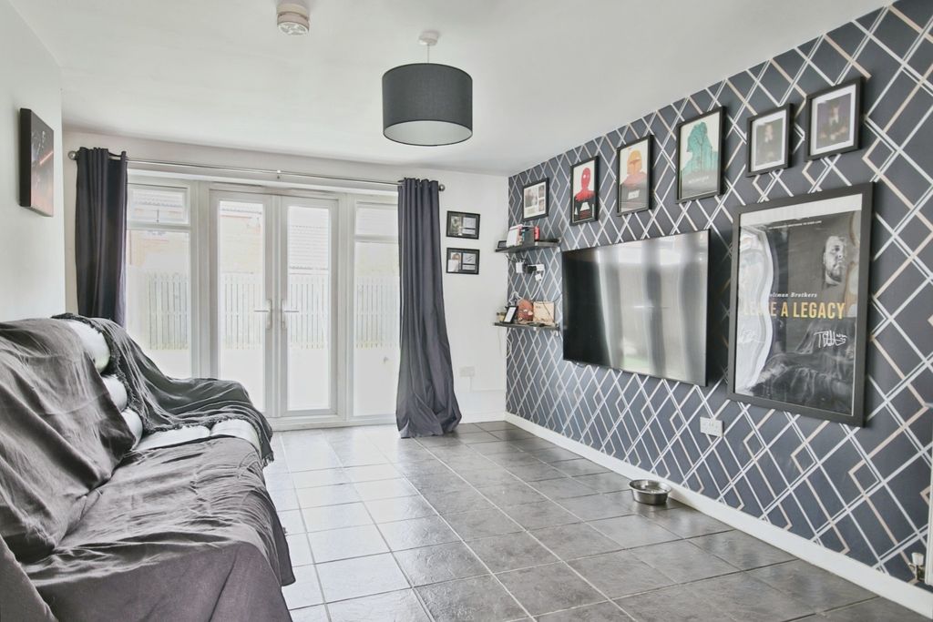 Property photo 3 of 10 4285816