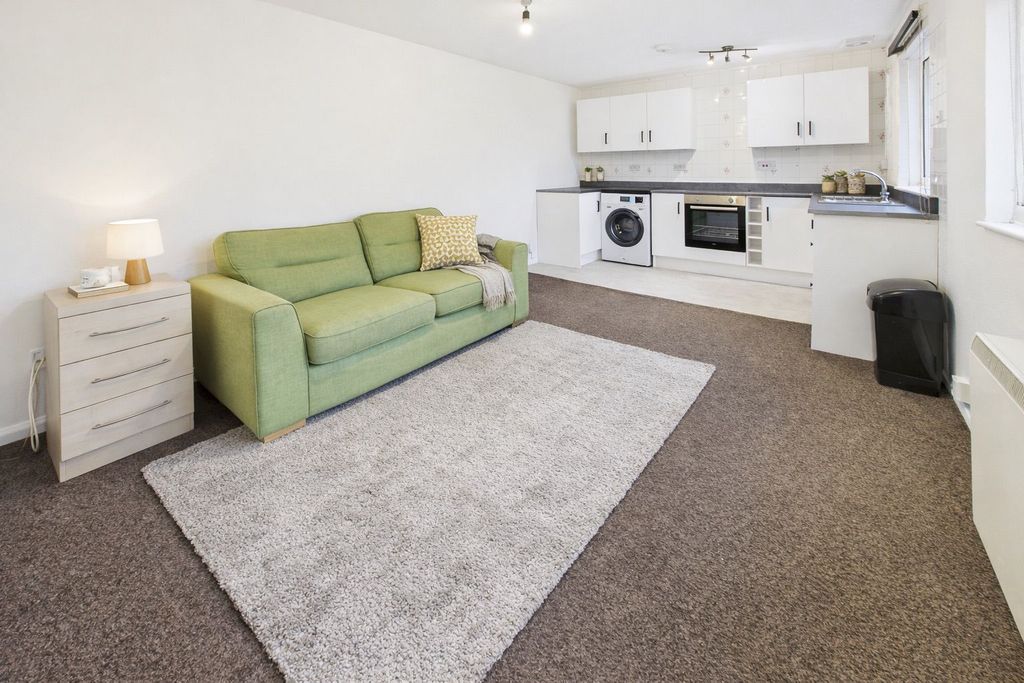 Property photo 2 of 6 Photo 4