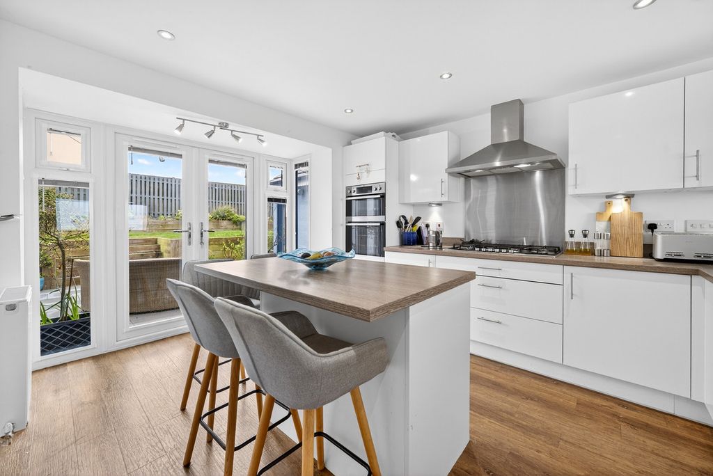 Property photo 3 of 49