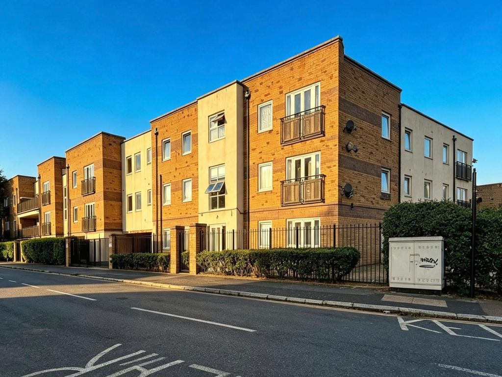 Property photo 1 of 7 20 Luton Road, London, E13 8HD (5)