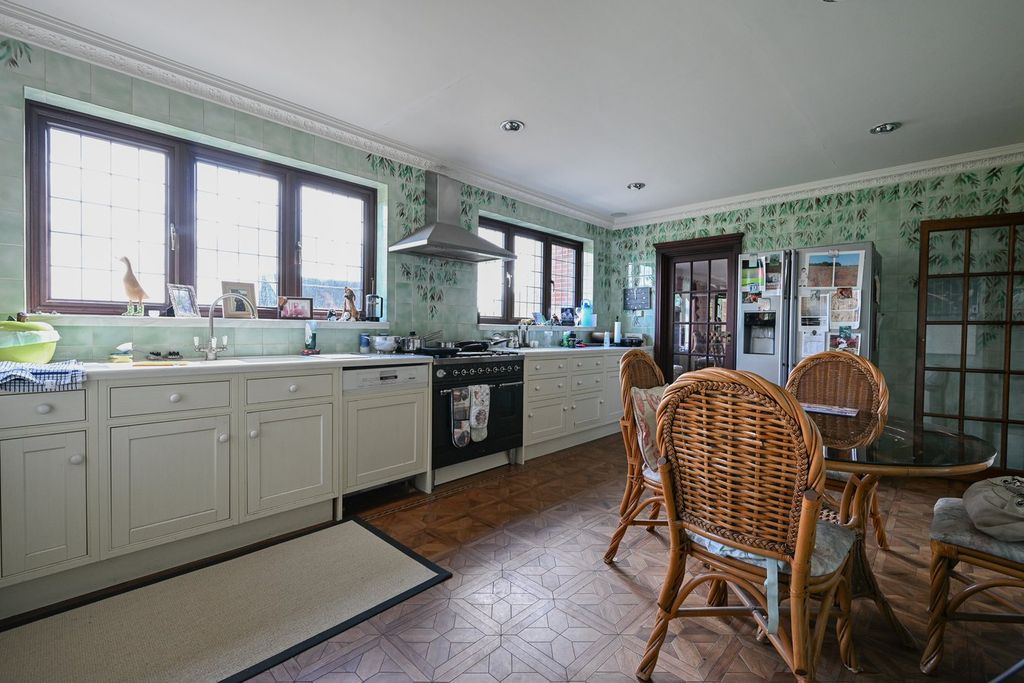 Property photo 2 of 25