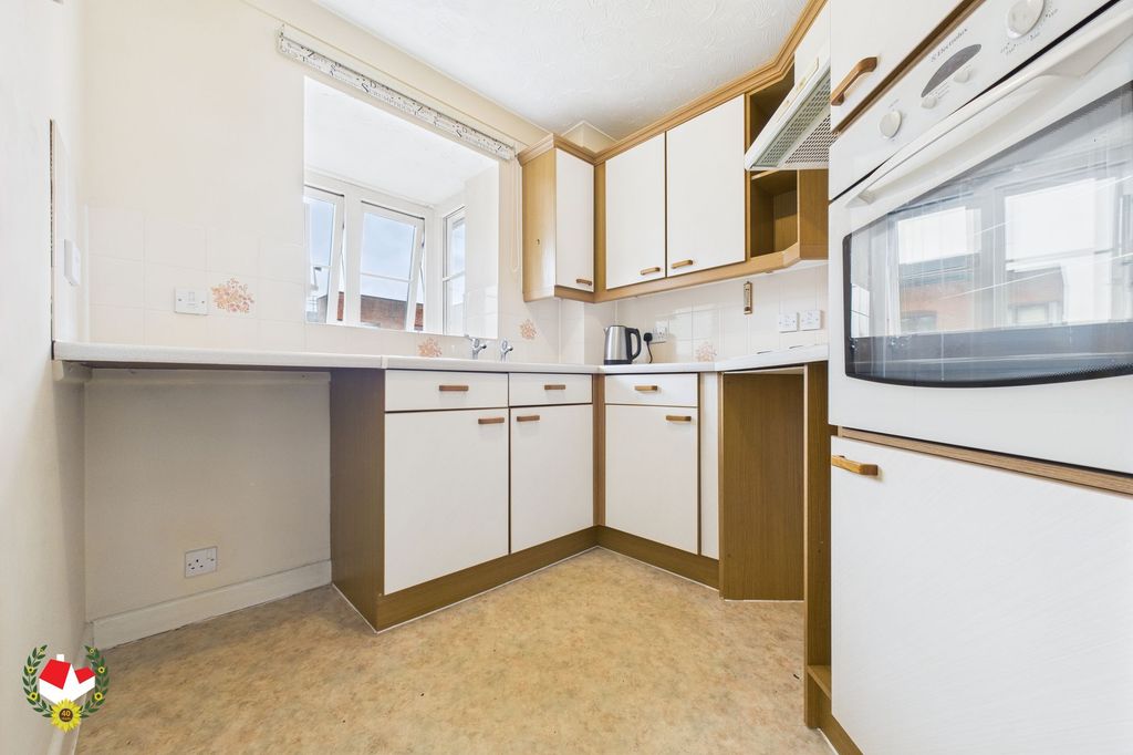 Property photo 3 of 8 Kitchen