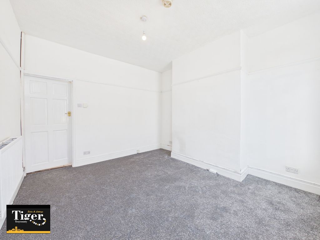 Property photo 3 of 12 Cam03440G0-Pr0632-Still002