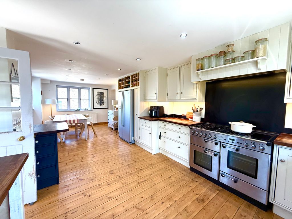 Property photo 2 of 29 Kitchen Breakfast Room