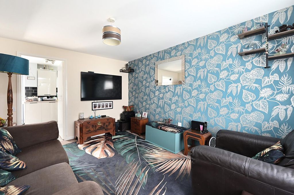 Property photo 2 of 10 Calleva Close
