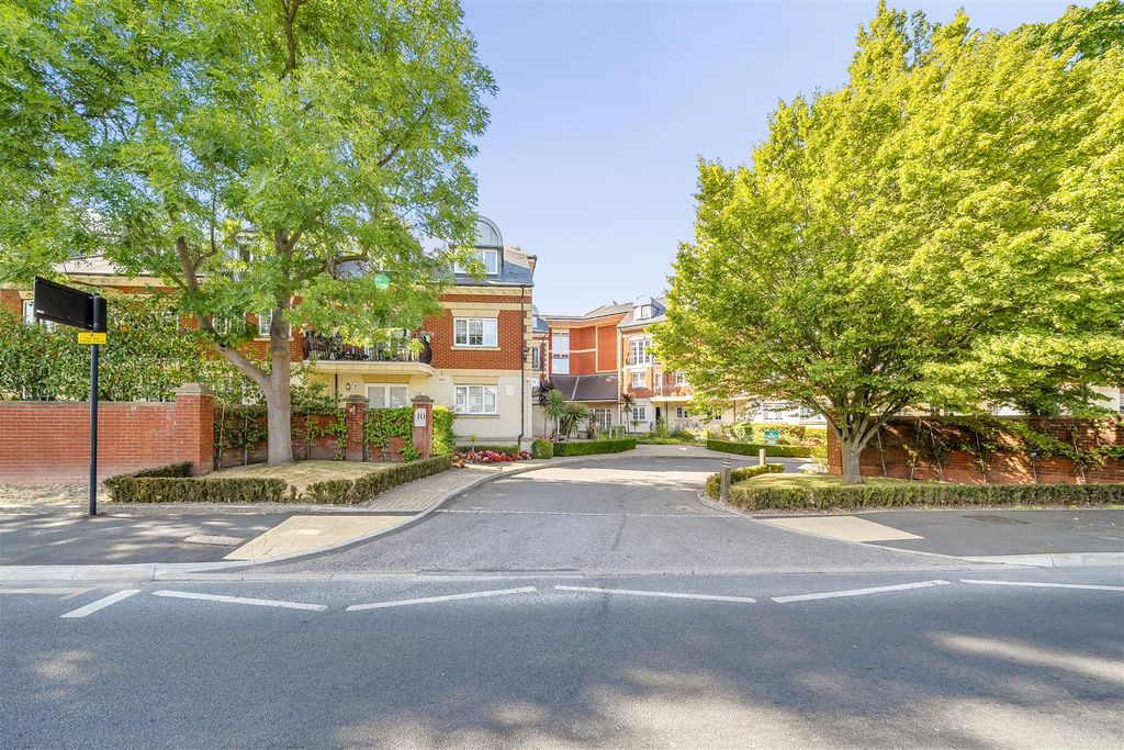 Property photo 2 of 27 Eastcote Road