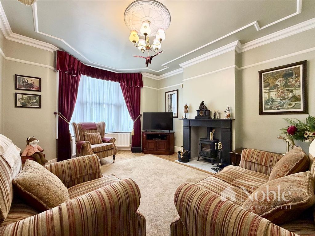 Property photo 3 of 22 Lounge