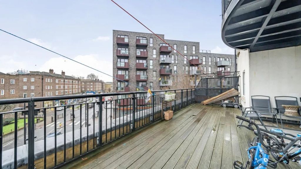 Property photo 1 of 15 2 Bedroom Apartment For Sale In E1 4Sg