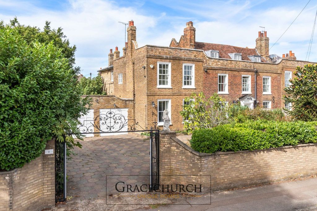 Property photo 1 of 31 6 Bedroom Semi-Detached House For Sale