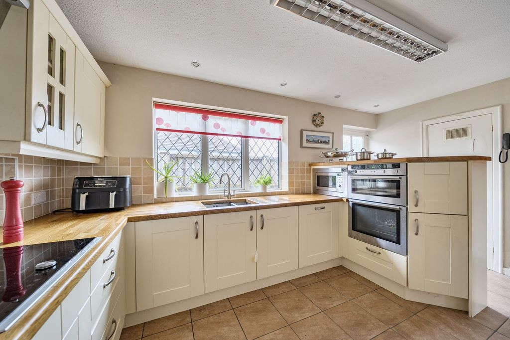 Property photo 2 of 19 Kitchen