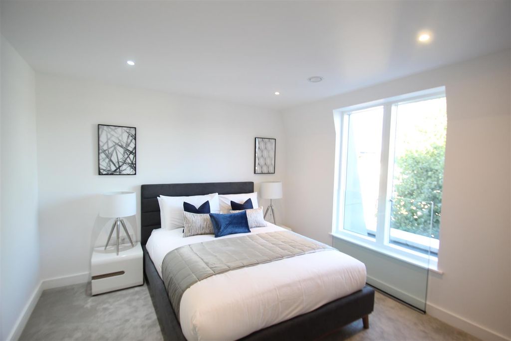 Property photo 2 of 17 Bedroom