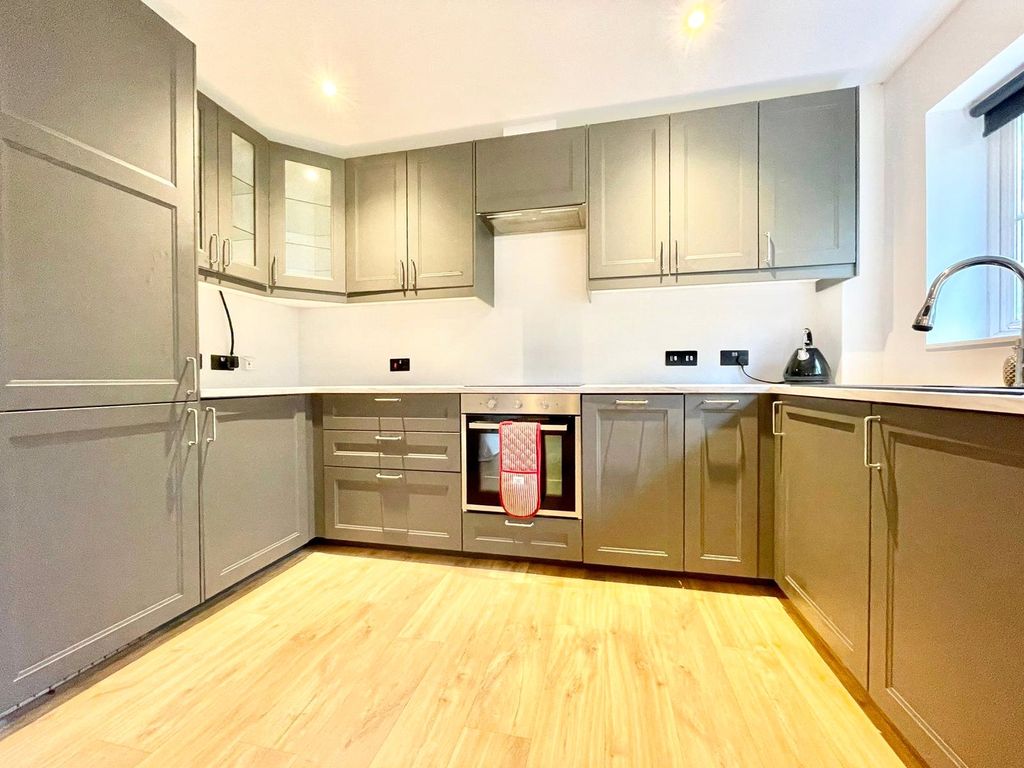 Property photo 2 of 6 Kitchen