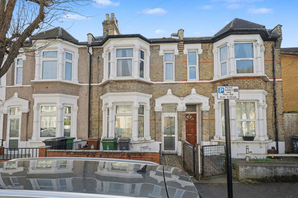 Property photo 1 of 15 35 Westerham Road, Leyton, London E10 7Ae