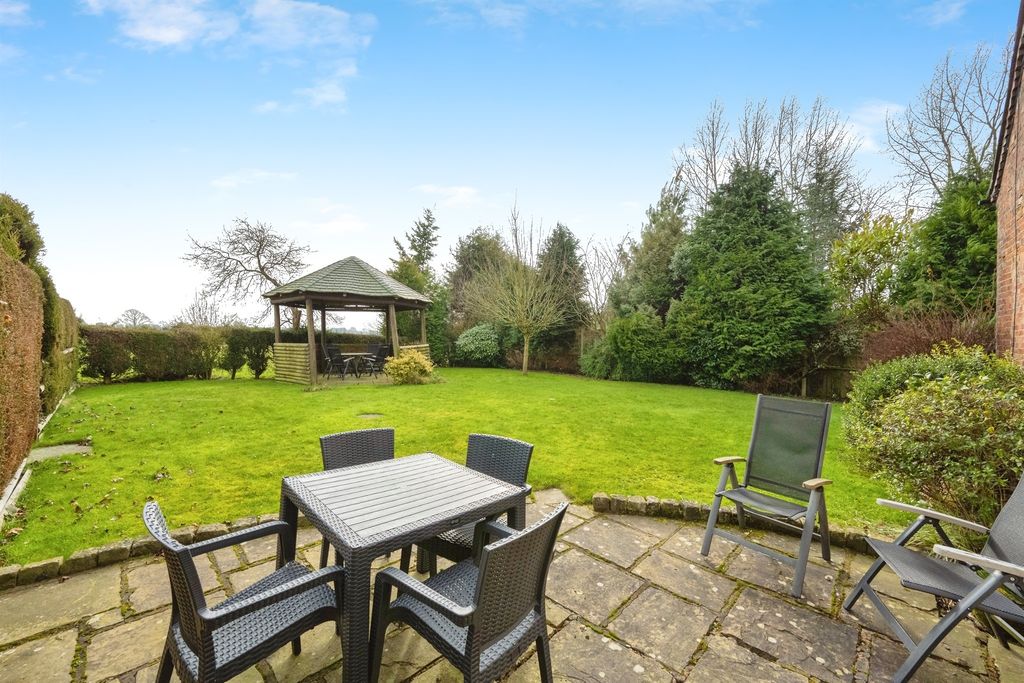 Property photo 2 of 15 Garden: