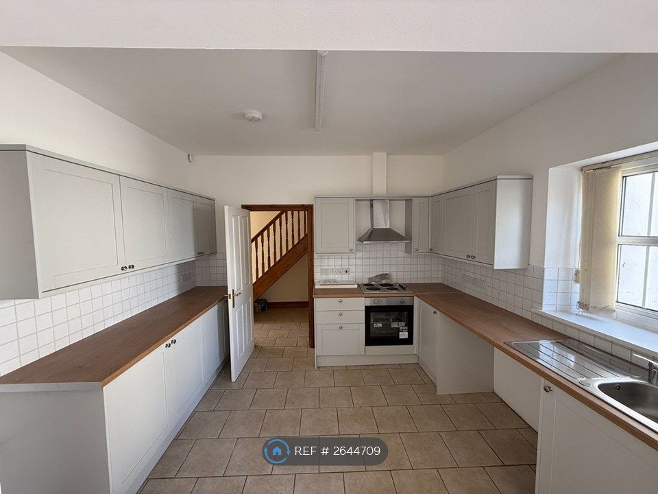 Property photo 3 of 18 Kitchen