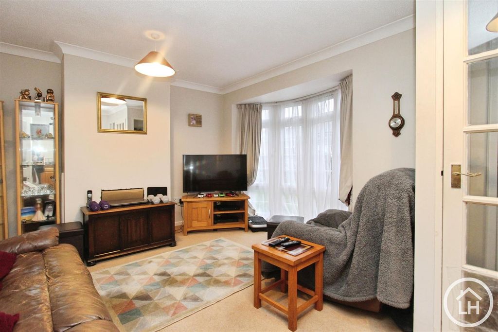 Property photo 2 of 13 Lounge