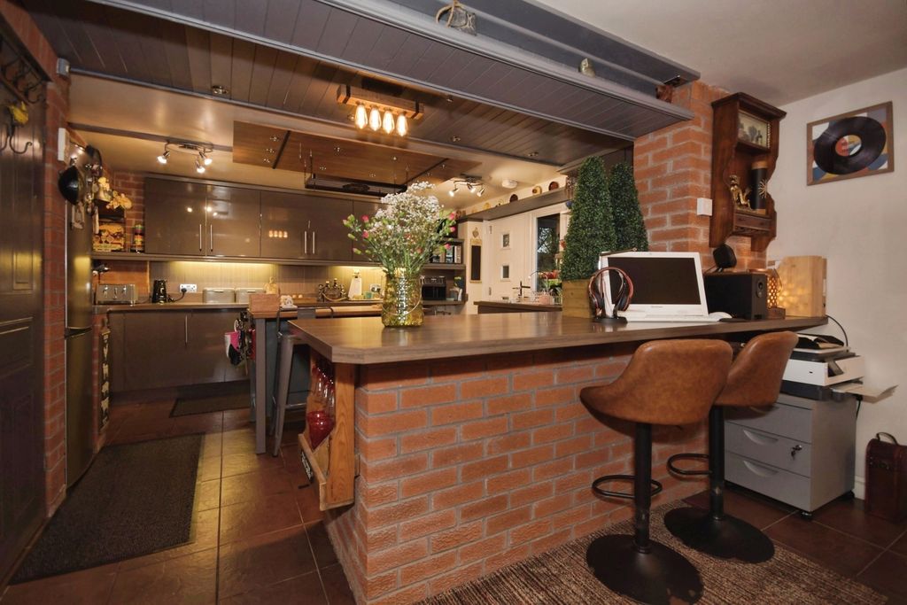 Property photo 3 of 27 Kitchen