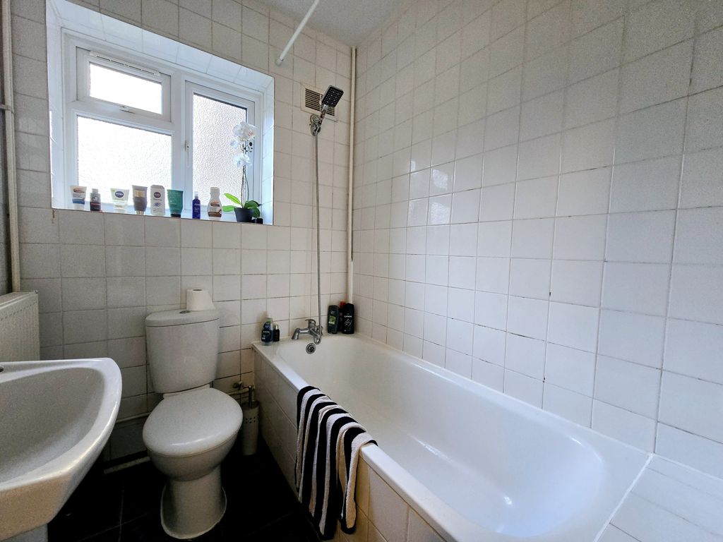 Property photo 1 of 6 Set Within A Purpose Built Development, This Refurbished Property Comprises Of A Substantial Reception Room, One Double Bedroom, Additional Study, A Separate Fitted Kitchen And A Three Piece Bathroom Suite.