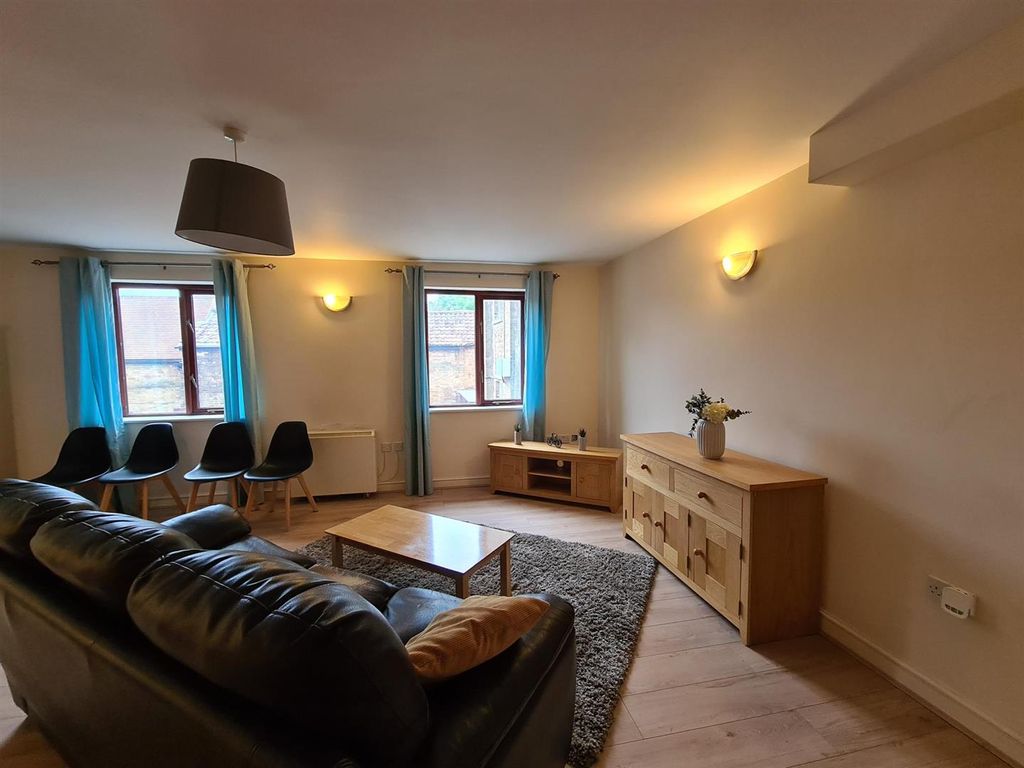 Property photo 2 of 5 3 Chapel Court