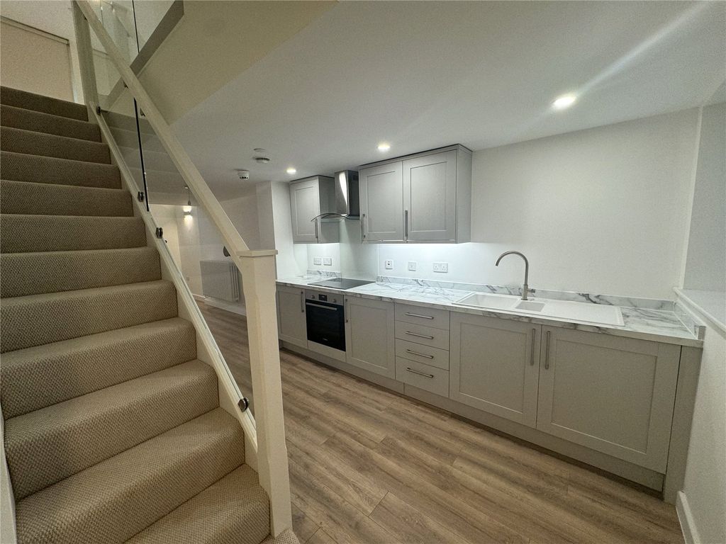 Property photo 2 of 8 Flat 005