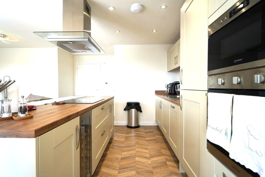 Property photo 3 of 16 Kitchen