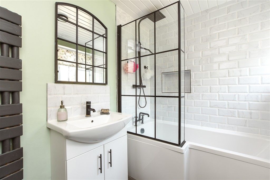 Property photo 3 of 20 Luxury Bathroom
