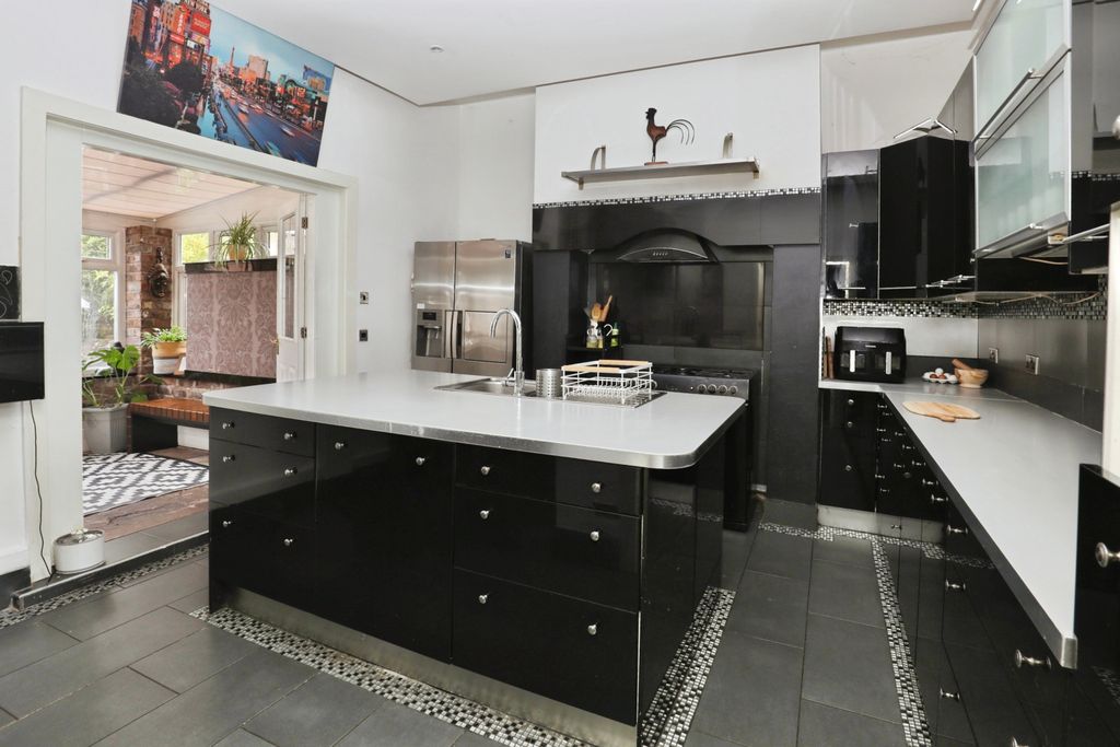 Property photo 2 of 28