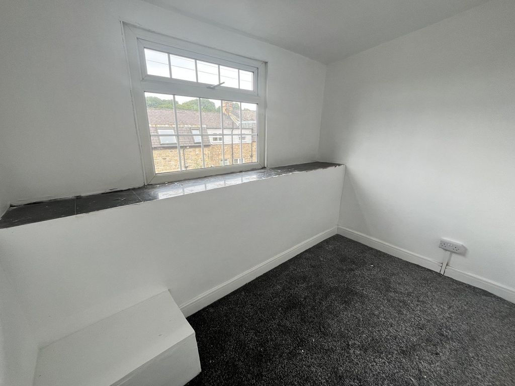 Property photo 2 of 20 20 16-Chapel-Ave-Interior-20