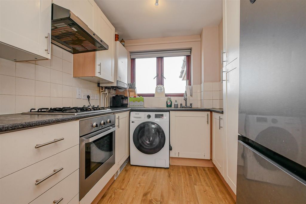 Property photo 3 of 7 Kitchen