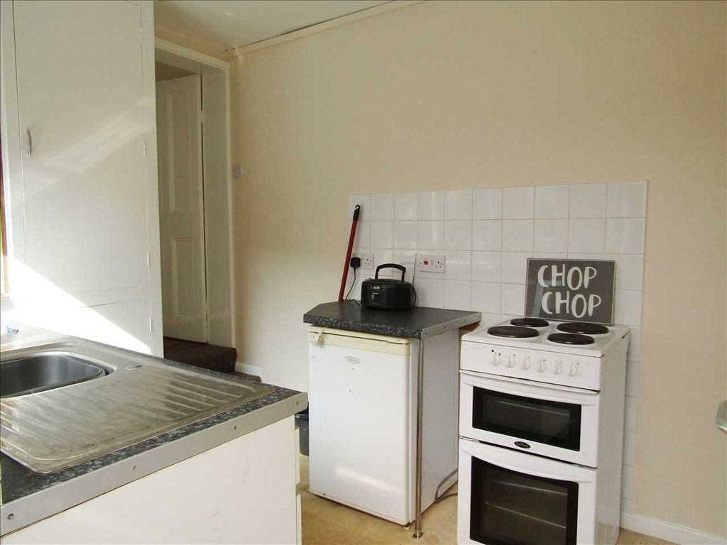 Property photo 3 of 6 Kitchen