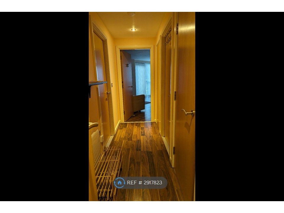 Property photo 2 of 9 Hallway