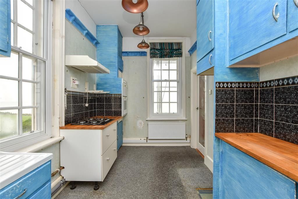 Property photo 3 of 16 Kitchen